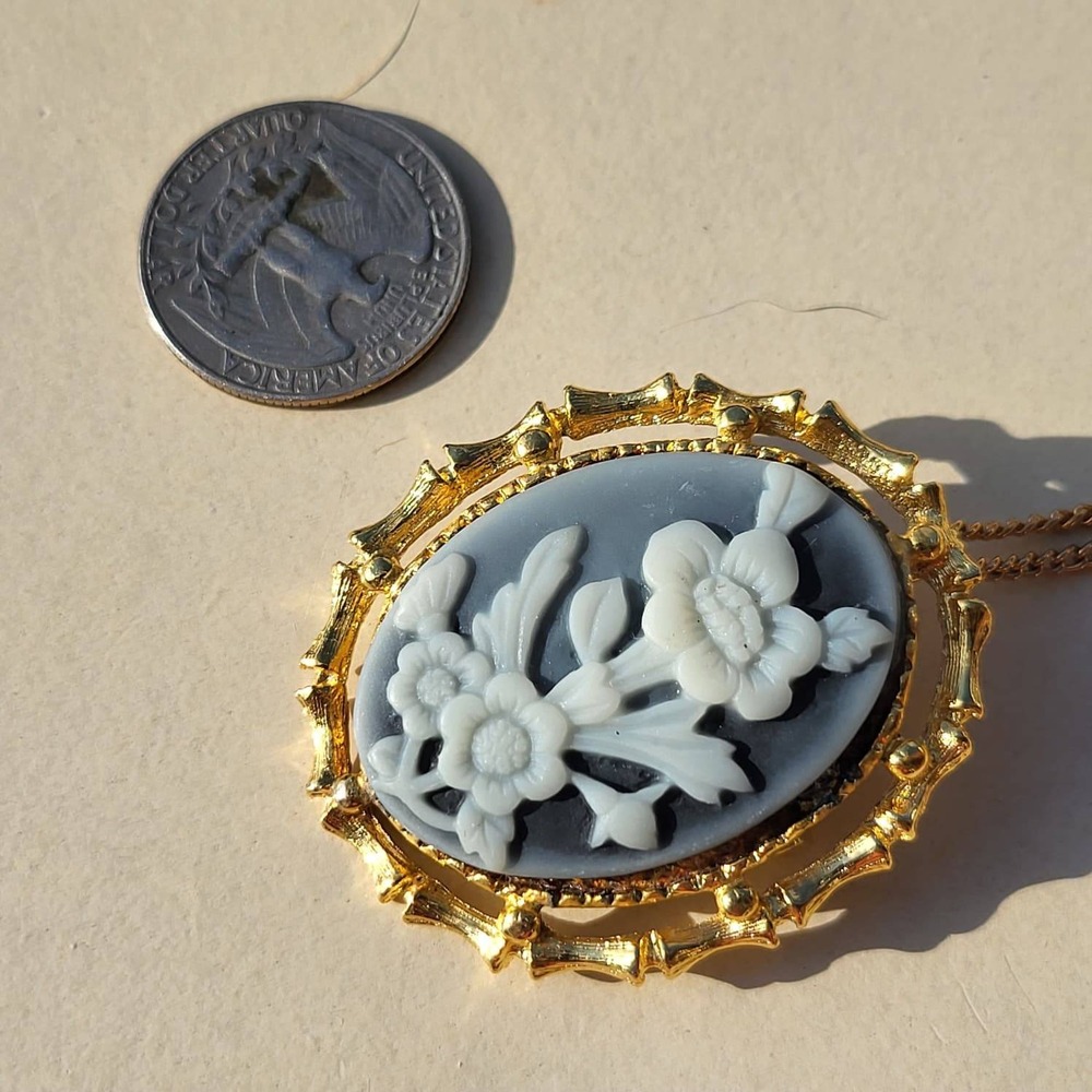 Vintage Gold Tone Faux Blue Cameo Floral Brooch Pendant Necklace Blue White - Picture 5 of 10